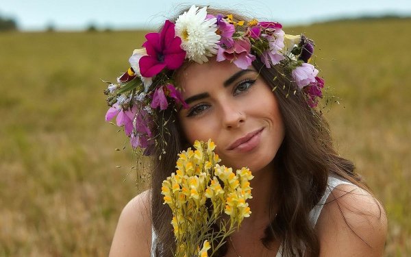 Девушка в венке из полевых цветов