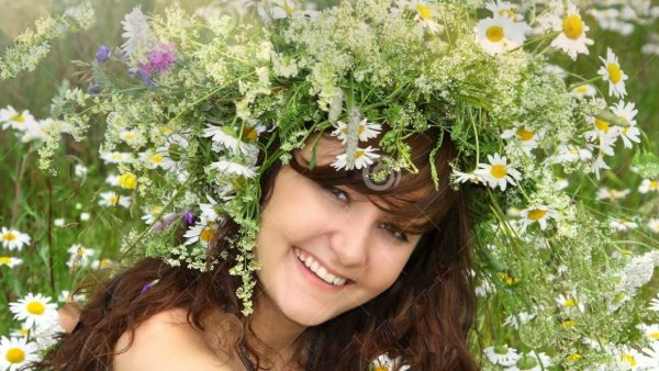 Девушка в венке из ромашек фото
