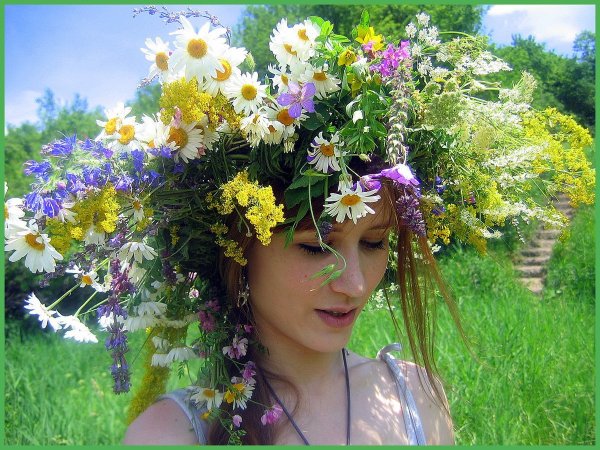 Девушка в венке BP gjktds[ wdtnjd