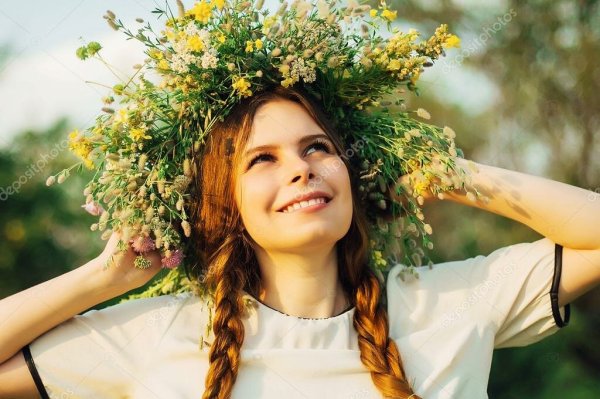 Девушка в венке из полевых цветов