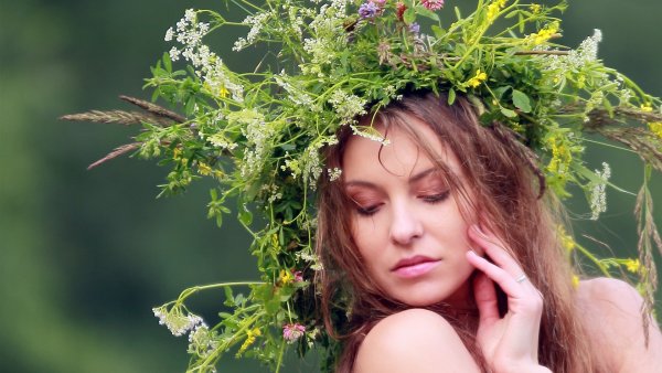 Женщина в венке