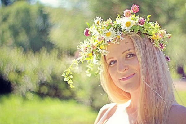 Женщина с полевыми цветами