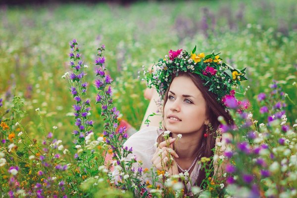 Красивая девушка в венке