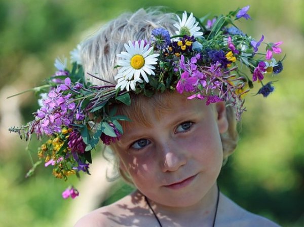 Девушка в венке из цветов