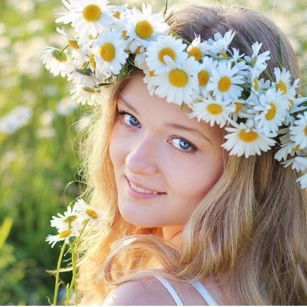 Девушка в венке из полевых цветов