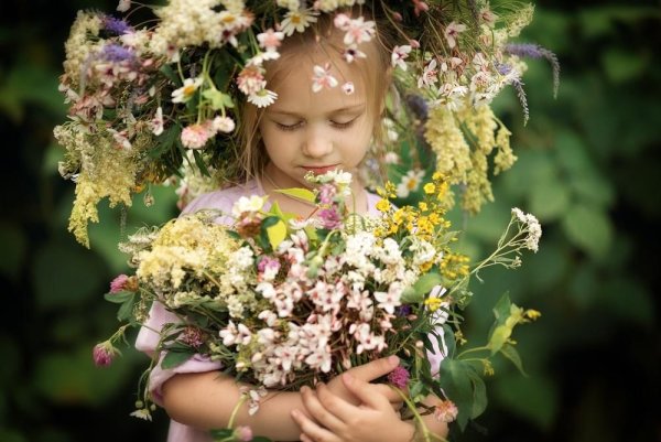 Девушка в венке из полевых цветов