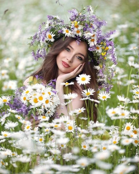 Женщина в венке из цветов