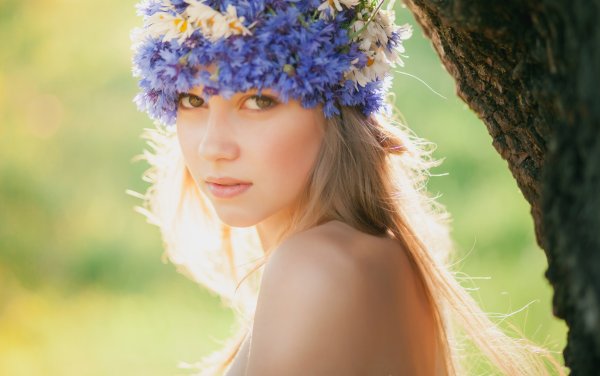 Славянская девушка в поле