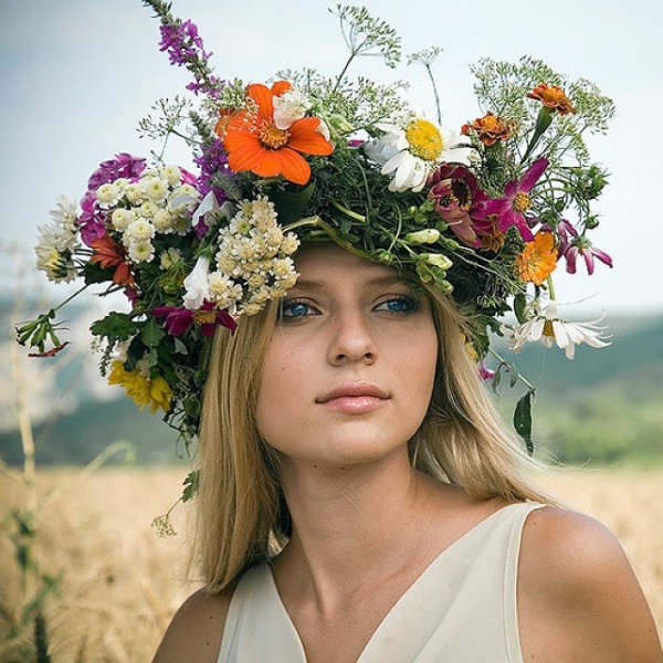 Женщина с венком на голове