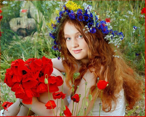 Девушка в венке из полевых цветов