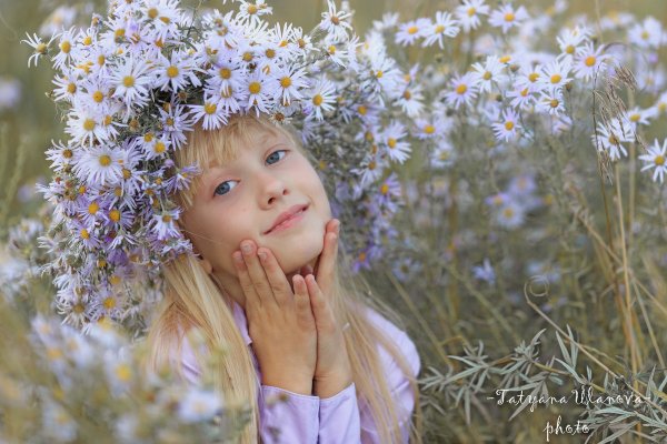 Девушка в цветочном венке