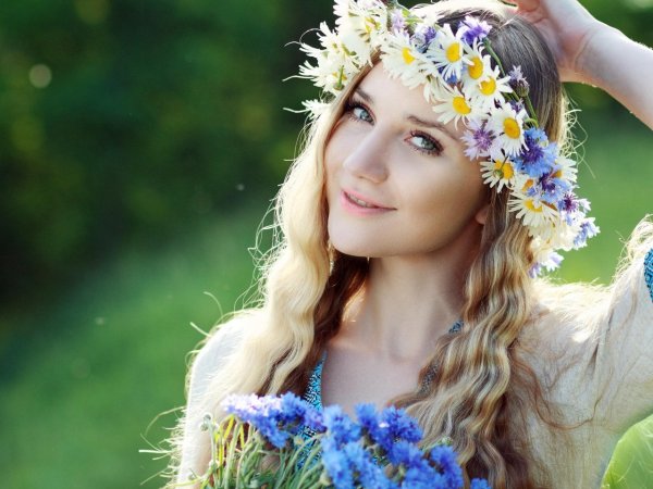 Девушка в венке