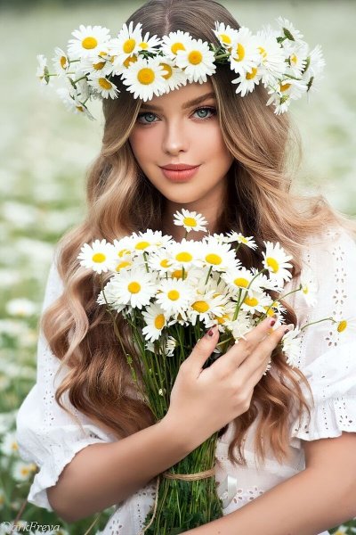 Девушка в венке