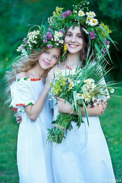 Парень с девушкой в венках