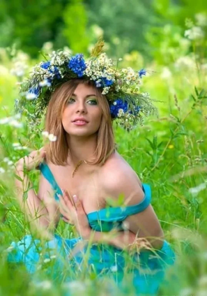 Надевает венок