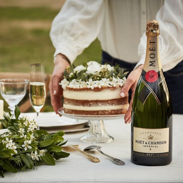 Торт и шампанское