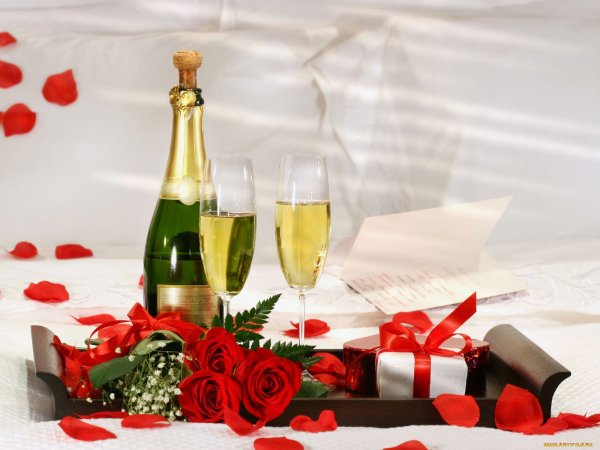 С днём рождения шампанское и торт