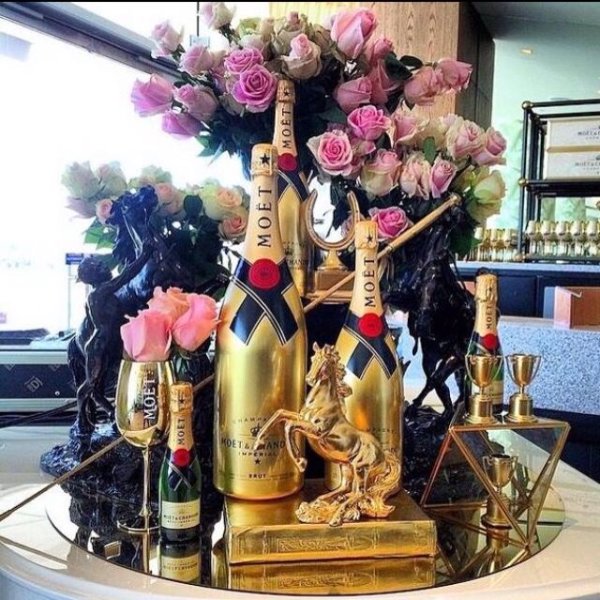 Роскошные букеты и шампанское
