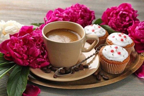 Чашка кофе и цветы