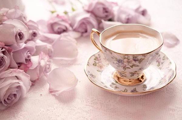 Чайные розы и чашка кофе
