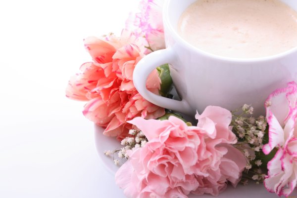 Розовая чашка с кофе