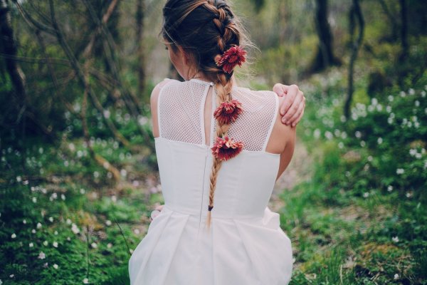 Девушка в цветах со спины