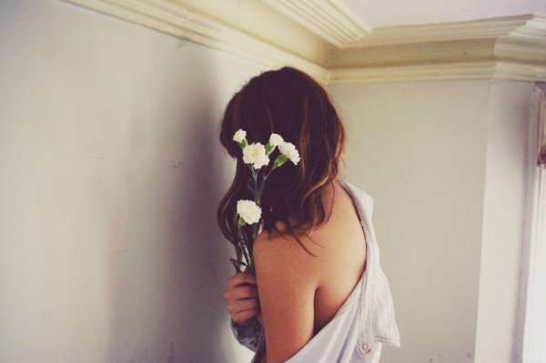 Нежная брюнетка со спины