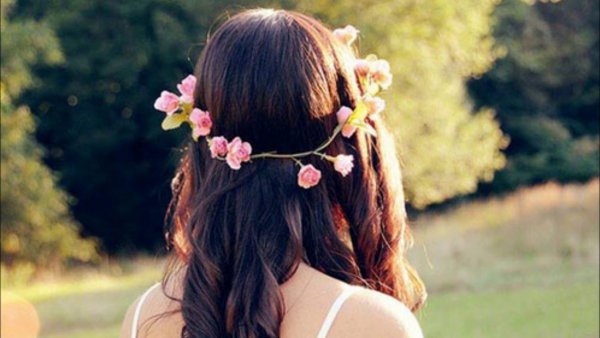 Брюнетка с венком на голове со спины