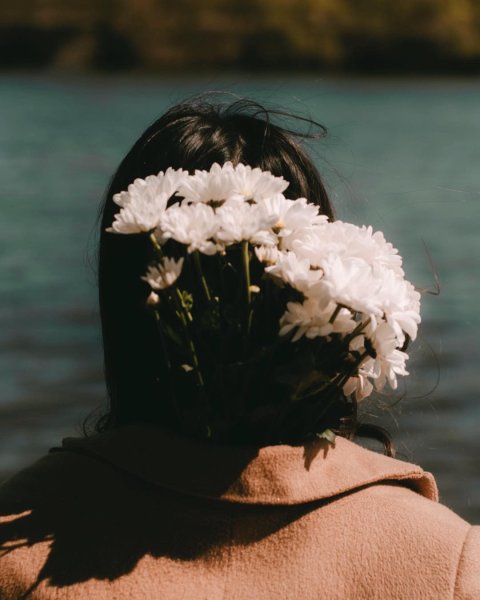 Девушка с цветами со спины