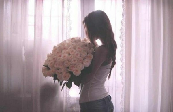 Девушка с цветами со спины