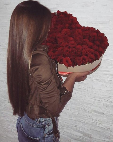 Брюнетка с венком на голове