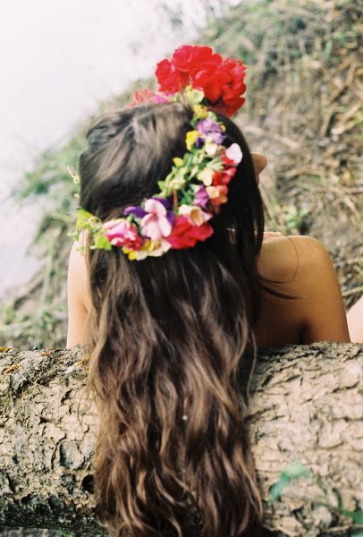 Брюнетка с розами