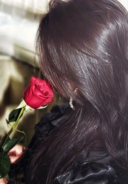 Цветы в волосах со спины