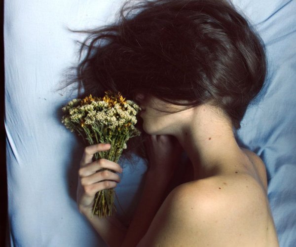 Блондинка с цветами