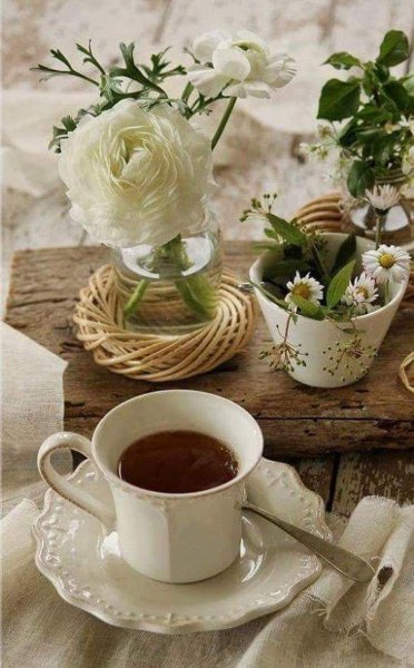 Чашка чая и цветы