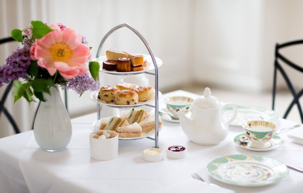 Красивый завтрак с цветами