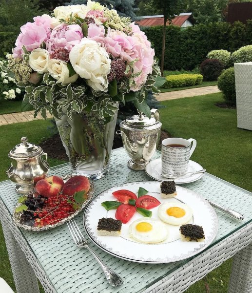 Утренний завтрак и цветы