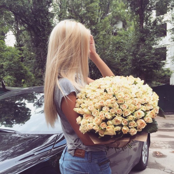 Стоковые фотографии по запросу Блондинка з квітами