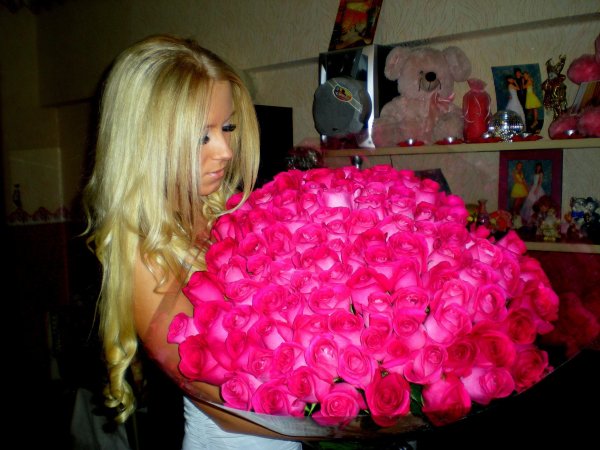 Блондинка с шарами и цветами