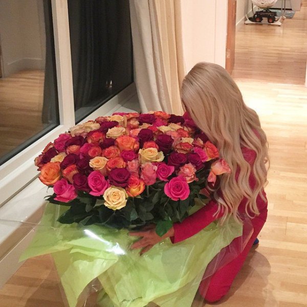 Блондинка с цветами без лица