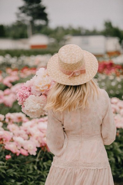 Девушка с пионом