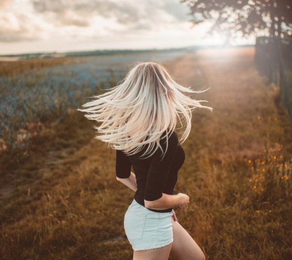 Девушка со спины