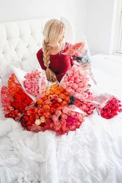 Блондинка с цветами