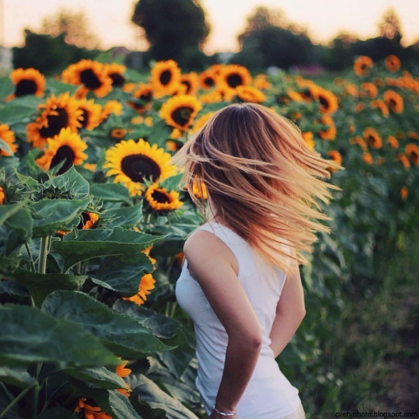 Блондинка в подсолнухах