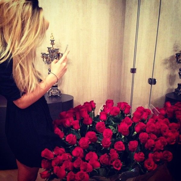 Блондинка с цветами со спины