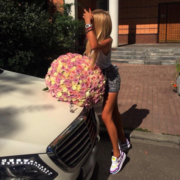 Блондинка с букетом цветов