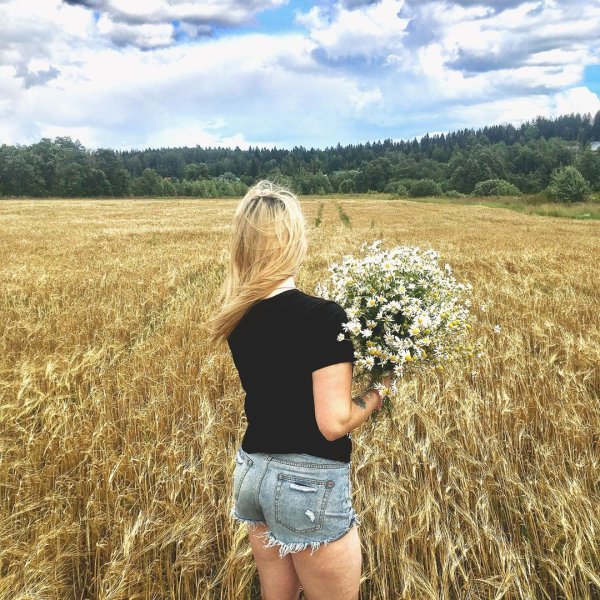 Блондинка с длинными волосами в поле