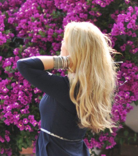 Цветы и блондинка со спины