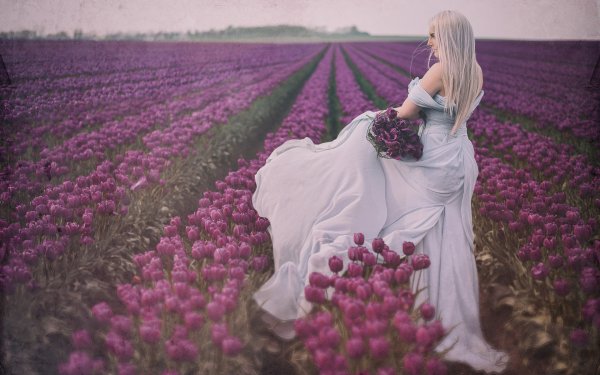 Блондинка с длинными волосами в поле