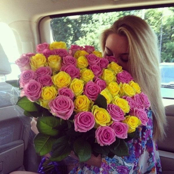 Фото по запросу Блондинка с цветами